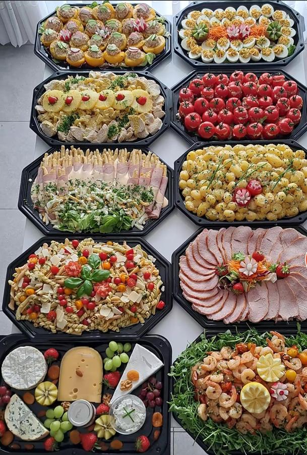 Plateaux traiteur : salades, charcuterie, fromages, crevettes
