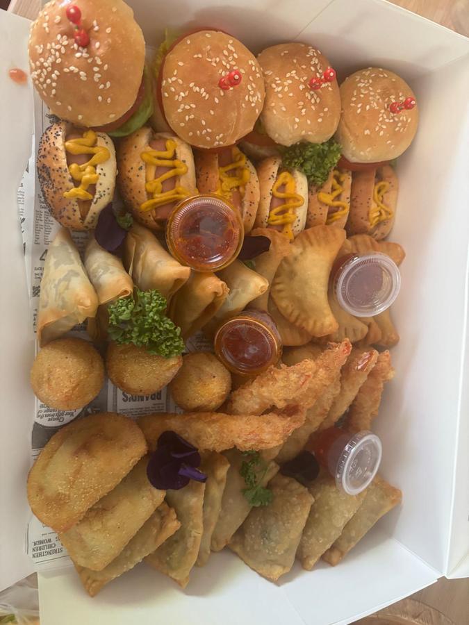 Box de mini-burgers, samoussas et pastels