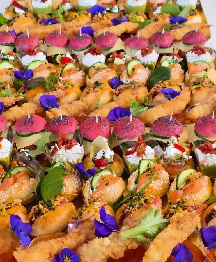 Assortiment de bouchées et mini-burgers colorés